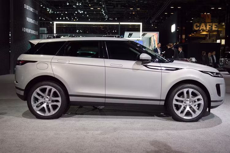 Cũng trong sự kiện này, hãng xe sang Land Rover đã công bố giá bán Range Rover Evoque 2020 tại thị trường Mỹ, dao động từ 42.650 - 55.800 USD (khoảng 998 triệu đến 1,29 tỷ đồng).