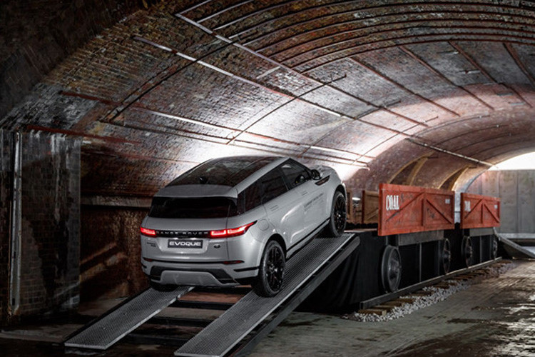 Tại thị trường Mỹ, bản S, SE và First Edition được trang bị động cơ xăng 4 xi-lanh, tăng áp, dung tích 2.0 lít, sản sinh công suất tối đa 246 mã lực cùng mô-men xoắn cực đại 364 Nm. Sức mạnh được truyền tới cả 4 bánh thông qua hộp số tự động 9 cấp. Nhờ đó, xe có thể tăng tốc từ 0-96 km/h trong thời gian 7 giây và đạt vận tốc tối đa 230 km/h.