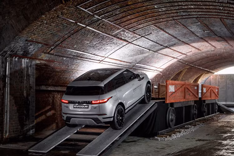 Tại thị trường Mỹ, bản S, SE và First Edition được trang bị động cơ xăng 4 xi-lanh, tăng áp, dung tích 2.0 lít, sản sinh công suất tối đa 246 mã lực cùng mô-men xoắn cực đại 364 Nm. Sức mạnh được truyền tới cả 4 bánh thông qua hộp số tự động 9 cấp. Nhờ đó, xe có thể tăng tốc từ 0-96 km/h trong thời gian 7 giây và đạt vận tốc tối đa 230 km/h.