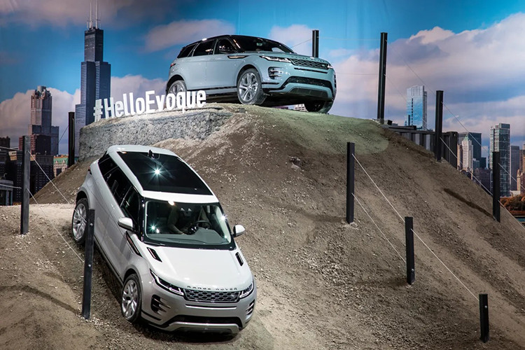 Riêng bản R-Dynamic dùng hệ thống động cơ mild hybrid với máy xăng 4 xi-lanh, tăng áp, dung tích 2.0 lít, mô-tơ điện và cụm pin lithium-ion 48 V. Hệ thống này tạo ra công suất tối đa 296 mã lực và mô-men xoắn cực đại 400 Nm. Sức mạnh này giúp Range Rover Evoque 2020 tăng tốc từ 0-96 km/h trong 6,3 giây và đạt vận tốc tối đa 241 km/h.