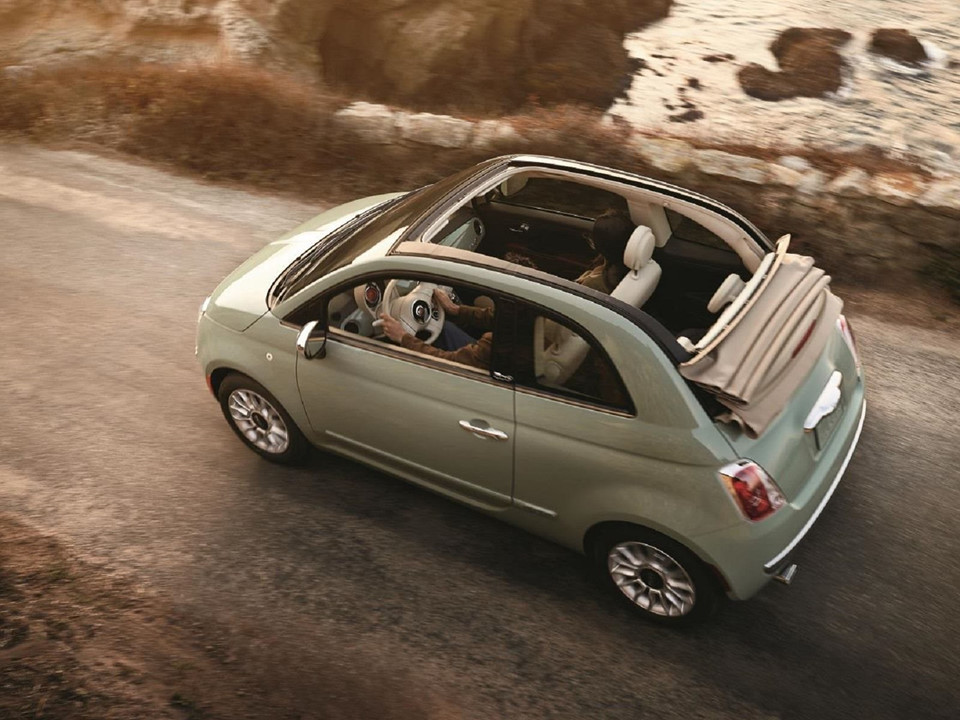Fiat 500c (16.490 USD): Fiat 500 là mẫu xe thành phố tuyệt vời, với phong cách thiết kế năng động và nhiều cung cấp tùy chọn. Việc bổ sung thêm phiên bản mui trần Fiat 500c khiến mẫu xe này trở nên hấp dẫn hơn, giá bán hợp lý ở mức 16.490 USD. Xe sở hữu động cơ 1,4 lít 101 mã lực, nhiều trang bị tiện nghi như chìa khóa keyless điều khiển từ xa, màn hình cảm ứng 5 inch. Phiên bản cao cấp Abarth có công suất lên tới 160 mã lực, đắt hơn 5.000 USD so với bản tiêu chuẩn.