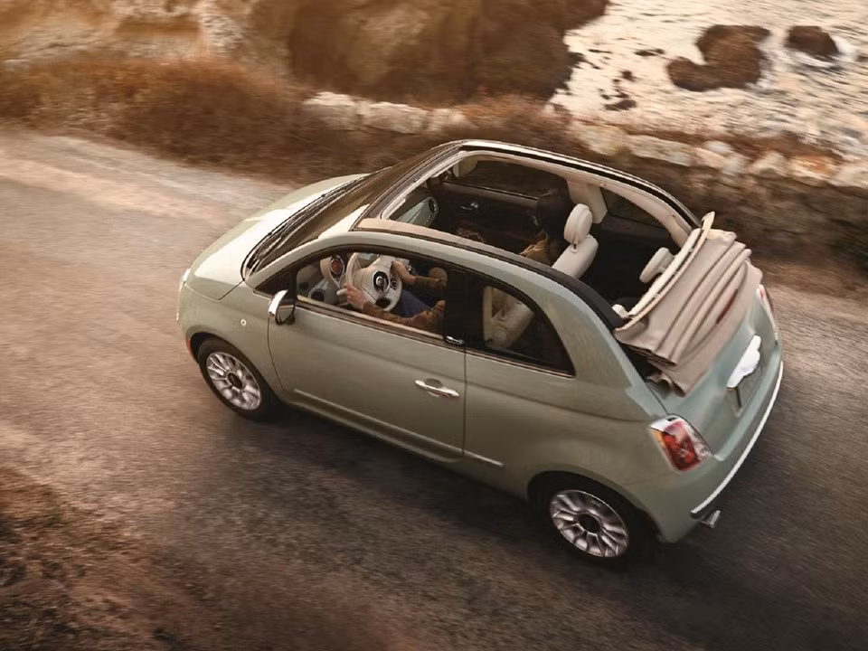 Fiat 500c (16.490 USD): Fiat 500 là mẫu xe thành phố tuyệt vời, với phong cách thiết kế năng động và nhiều cung cấp tùy chọn. Việc bổ sung thêm phiên bản mui trần Fiat 500c khiến mẫu xe này trở nên hấp dẫn hơn, giá bán hợp lý ở mức 16.490 USD. Xe sở hữu động cơ 1,4 lít 101 mã lực, nhiều trang bị tiện nghi như chìa khóa keyless điều khiển từ xa, màn hình cảm ứng 5 inch. Phiên bản cao cấp Abarth có công suất lên tới 160 mã lực, đắt hơn 5.000 USD so với bản tiêu chuẩn.
