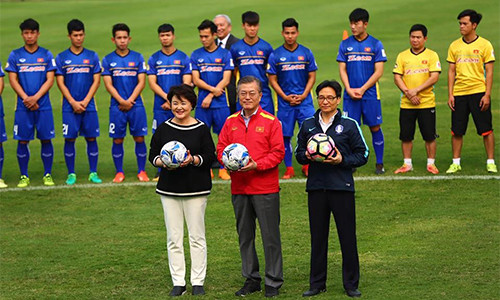 ổng thống Hàn Quốc Moon Jae-in và đệ nhất phu nhân đã đến thăm chính thức Liên đoàn bóng đá Việt Nam (VFF).