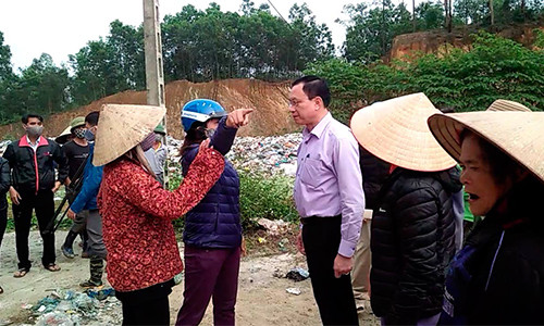 Bí thư huyện Võ Công Hàm thị sát bãi rác ô nhiễm trầm trọng... (ảnh chụp ngày 21/3)