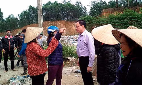 Bí thư huyện Võ Công Hàm thị sát bãi rác ô nhiễm trầm trọng... (ảnh chụp ngày 21/3)