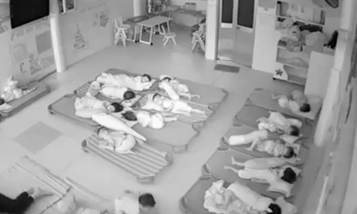 Cháu bé bị cô dùng chân hất ngã trong giờ nghỉ trưa tại Trường mầm non H.H ở TP Vũng Tàu (Ảnh cắt từ clip). Ảnh: dantri.com.vn