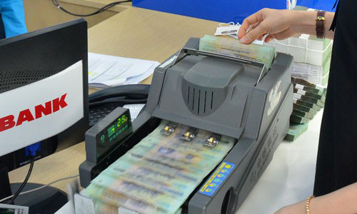 Nhiều ngân hàng liên tục điều chỉnh phí dịch vụ trong thời gian gần đây. Ảnh: TẤN THẠNH