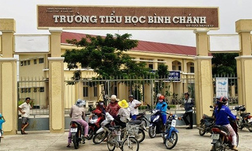 Sẽ kỷ luật hiệu trưởng, kiểm điểm cô giáo quỳ gối ở Long An.
