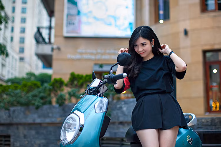 Xe sử dụng tay lái cao, rộng dễ dàng điều khiển kể cả khi các khách hàng là nam hay nữ. Các nút bấm điều khiển trên xe được thiết kế đơn giản giống như nhiều mẫu xe máy tay ga trên thị trường hiện nay, nhiều tiện ích - dễ dàng tiếp cận với mọi đối tượng mới sử dụng dòng xe này.