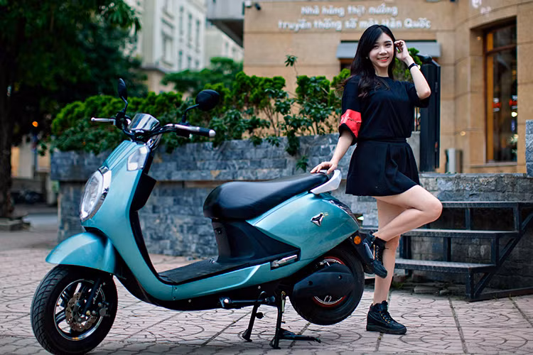 Ngoài việc không tốn nhiên liệu cũng như bảo vệ môi trường thì hiện nay nhiều mẫu xe điện đã có thiết kế mới hiện đại, trẻ trung với tiện ích không khác gì xe máy - Anbico Diamond AP1608 là một trong số những chiếc xe như thế. Thiết kế của xe lấy cảm hứng xuyên suốt từ vẻ đẹp của kim cương, sáng loá, hiện đại và bền bỉ với thời gian.