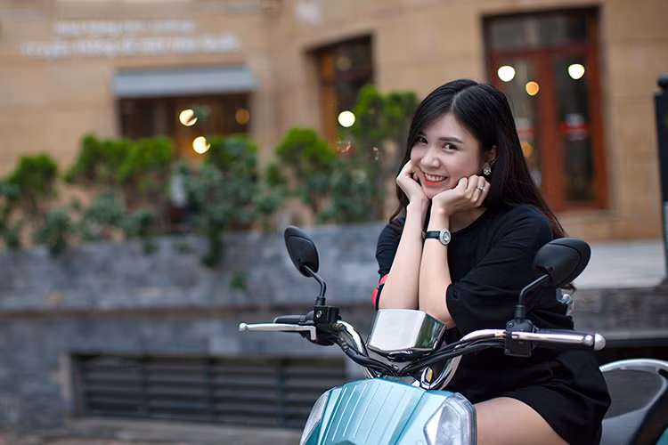 Thiết kế của Diamond AP1608 bắt mắt, quyến rũ với hơi hướng như một chiếc xe máy tay ga. Anbico rất biết nắm bắt thị hiếu của người tiêu dùng khi tung tới 5 lựa chọn về sự phối màu cho chiếc xe này. Điểm nổi bật đầu tiên của xe là đèn pha to hình viên kim cương cho ánh sáng rộng, bên cạnh đó là dải đèn LED viền màu xanh sành điệu.