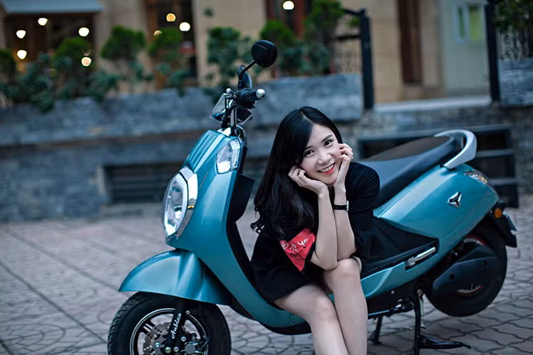 Kích thước của xe lần lượt là 1770x750x1040 mm, khoảng cách giữa 2 trục bánh xe 1260 mm. Chiều cao yên xe 740 mm, khoảng cách từ gầm xe xuống mặt đất 150 mm. Mặt yên rộng, không đường chỉ may, logo dập chìm phía trên mặt yên cùng những đường cong hợp lý khiến người sở hữu chiếc xe cảm thấy khá thoải mái khi di chuyển trên chặng đường dài.