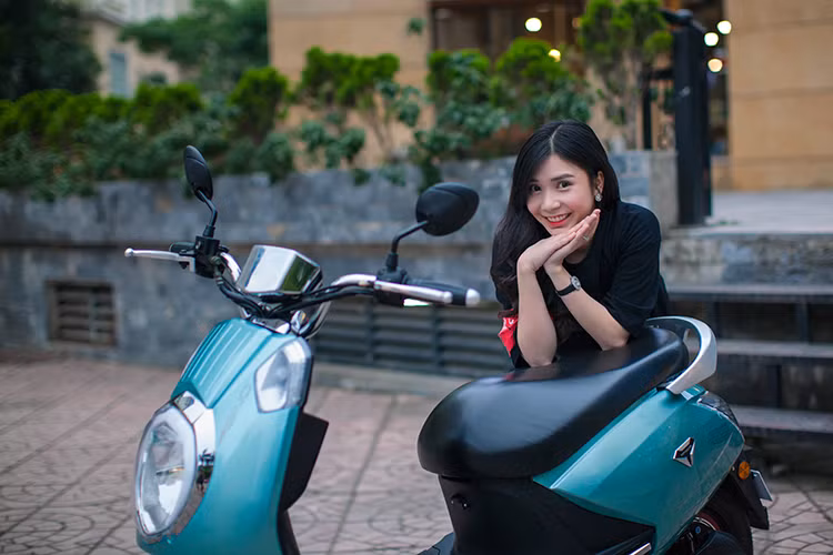 Một điểm cộng cho trang bị của chiếc xe máy điện Diamond AP1608 là việc sử dụng ổ khóa đa năng như trên những chiếc xe máy hiện đại. Ổ khóa này vừa có chức năng mở khóa điện để xe di chuyển, vừa có chức năng mở yên, khóa cổ với nắp chụp đi kèm giúp chống trộm một cách hiệu quả giúp người sử dụng an tâm hơn.