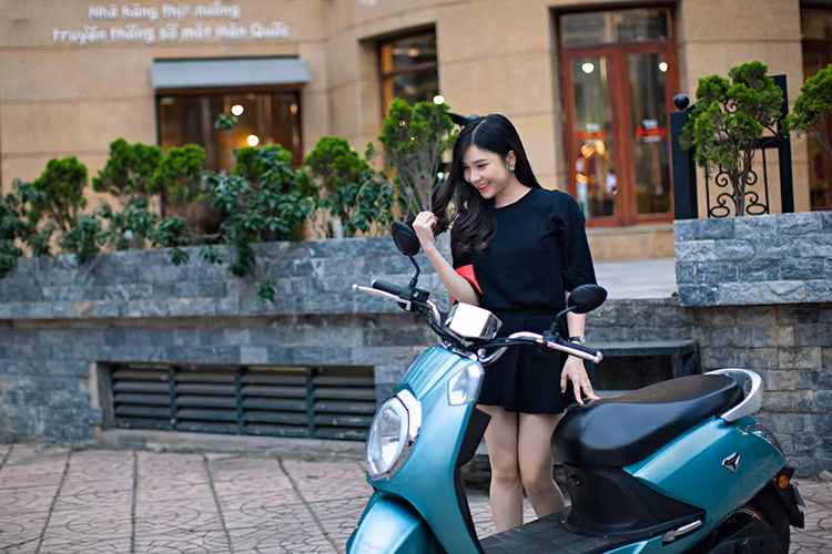 Diamond AP1608 sở hữu vẻ ngoài hiện đại, trẻ trung với những đường nét thiết kế bo tròn liền khối, sàn để chân rộng rãi, hộc chứa đồ dưới yên xe rộng, bảng đồng hồ bắt mắt và đặc biệt là cổng sạc thiết bị ngoại vi... Việc sử dụng 5 bình ắc-quy với động cơ điện chống nước toàn phần giúp kéo dài độ bền cũng giúp xe khỏe hơn. Đây cũng là mẫu xe phù hợp với mọi đối tượng từ học sinh tới người nội trợ hay các chị em phụ nữ.