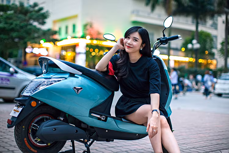 So với đa số những mẫu xe khác trên thị trường, xe máy điện Anbico Diamond (hay còn gọi tên mã Anbico Diamond AP1608) sở hữu kiểu dáng giống như những mẫu xe tay ga chạy xăng truyền thống, cùng với chất lượng hoàn thiện cao hơn. Về tổng thể, xe có thiết kế khá bầu bĩnh, tinh tế và đặc biệt dành cho đa dạng người dùng ở mọi lứa tuổi. 