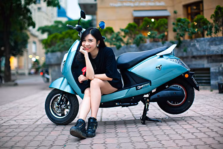 Diamond AP1608 cũng được hãng xe máy điện Anbico chú trọng hơn tới tính tiện dụng. Hộc để đồ phía trước có khả năng để được chai nước, điện thoại di động hoặc kính, khẩu trang. Móc treo đồ phía trước tiện lợi giúp người lái không phải mở yên xe khi treo các đồ vật nhỏ. Đặc biệt, giống nhiều dòng xe tay ga cao cấp, chiếc xe được trang bị cổng sạc USB để sạc các thiết bị di động.