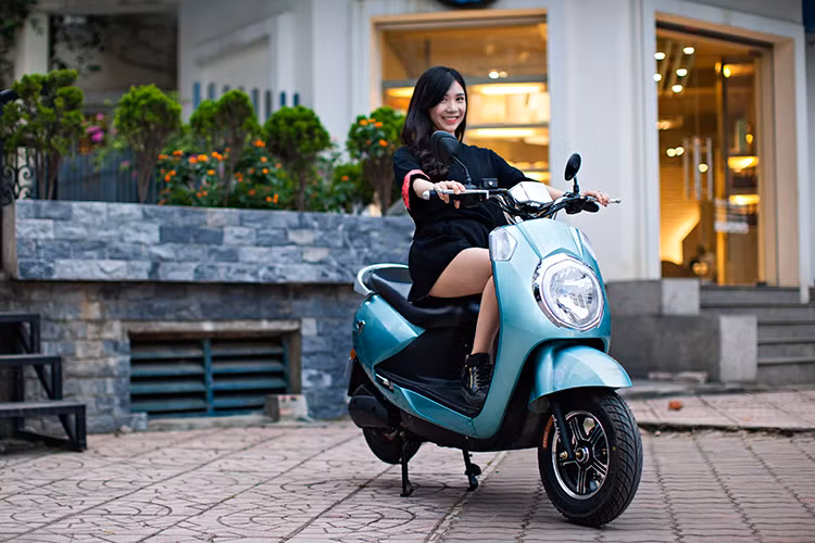 Cùng với bộ 5 ắc-quy với tổng điện áp 60V cũng là một ưu điểm của xe khi đối thủ chỉ sử dụng 4 ắc-quy. Cùng với ắc quy được trang bị chính hãng, nhà sản xuất Anbico cũng công bố chỉ số tiêu thụ điện năng trong một lần sạc mẫu xe này chỉ tốn khoảng 0,5kW (chưa tới 1.000 VND tiền điện theo giá hiện tại), với thời gian sạc đầy chừng 6 tiếng sẽ cho quãng đường đi được 80km.