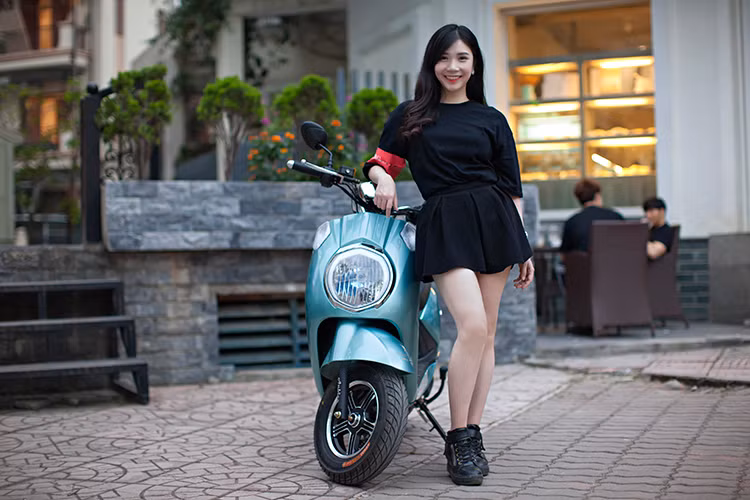 Diamond AP1608 sử dụng bộ vành 5 chấu đường kính 10 inch. Cả bánh trước, sau đều dùng lốp không săm có thông số 3.5-10. Mẫu xe máy điện này cũng được trang bị phanh đĩa an toàn phía trước, tang trống phía sau, giảm sóc dạng tang trống và lò so trụ an toàn trên mọi cung đường... Đặc biệt khối động cơ chính hãng Ananda với công suất tới 800W khiến nó sở hữu sức mạnh hơn hẳn các đối thủ cùng phân khúc.