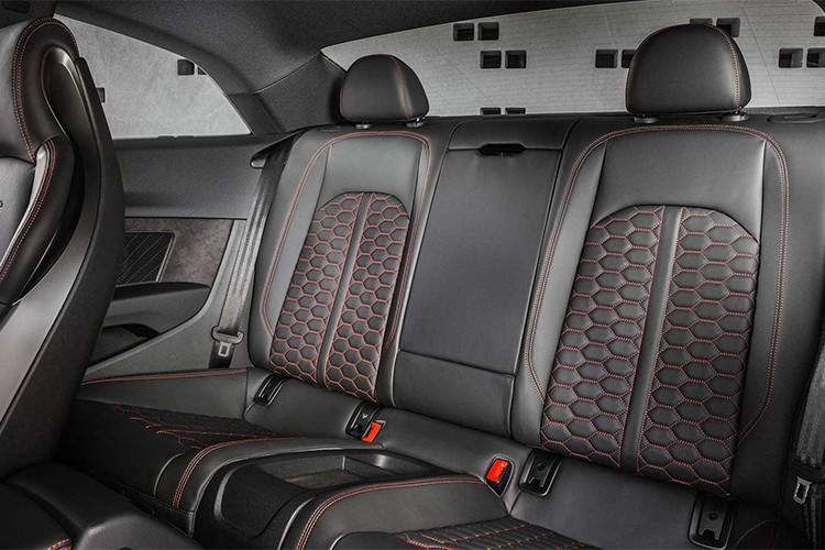 Bất kể các tùy chọn nào, Audi RS5 sẽ trang bị động cơ V6 tăng áp kép (Biturbo) dung tích 2.9L TFSI cho công suất cực đại 444 mã lực và mô-men xoắn cực đại 600Nm, sức mạnh được truyền xuống 4 bánh (Quattro; thiên cầu sau 60%) thông qua hộp số tự động 8 cấp Tiptronic (8 AT).