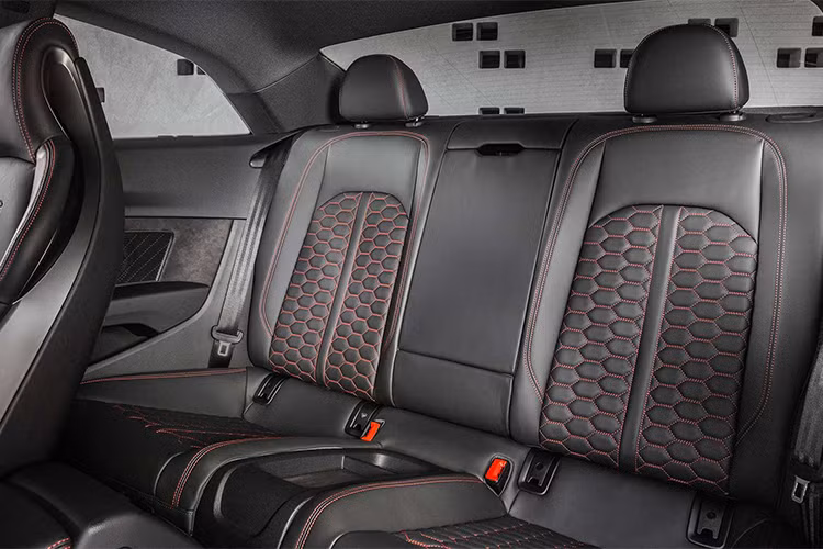 Bất kể các tùy chọn nào, Audi RS5 sẽ trang bị động cơ V6 tăng áp kép (Biturbo) dung tích 2.9L TFSI cho công suất cực đại 444 mã lực và mô-men xoắn cực đại 600Nm, sức mạnh được truyền xuống 4 bánh (Quattro; thiên cầu sau 60%) thông qua hộp số tự động 8 cấp Tiptronic (8 AT).