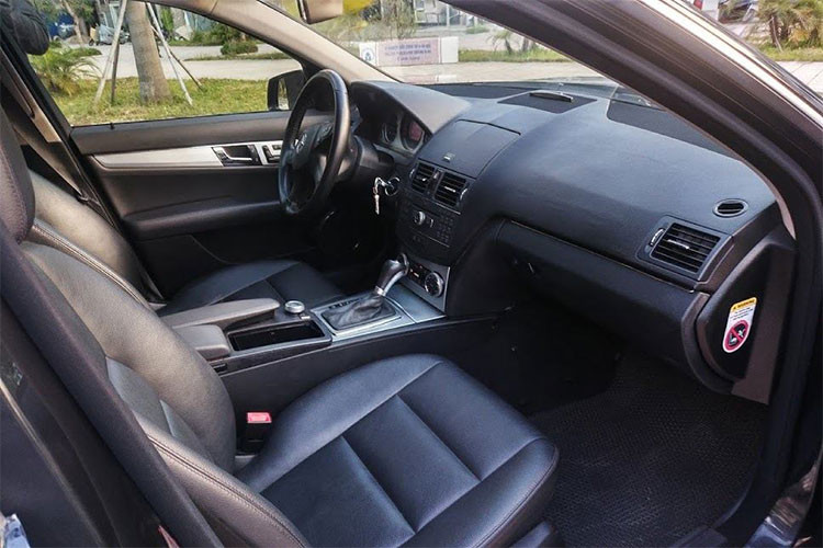 Vô lăng C230 Avantgarde là loại 4 chấu được bọc da, tích hợp đầy đủ các chức năng hiện đại như điều khiển âm thanh, đàm thoại rảnh tay, điều khiển hành trình cruise control. Thời điểm này C-Class vẫn chưa được trang bị hộp số Direct Shift mà vẫn sử dụng cần số trên bệ trung tâm.