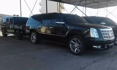 Ngay sau hai chiếc Escalade là mẫu xe SUV địa hình hạng sang Mercedes-Benz G-Class, mẫu xe này được mệnh danh là "vua địa hình".