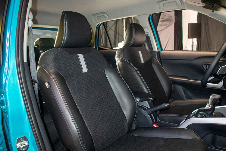 Toyota Raize được trang bị tiện nghi hiện đại bao gồm hệ thống khởi động thông minh bằng nút bấm, màn hình đa thông tin 7-inch với 4 lựa chọn hiển thị, màn hình giải trí 9 inch kết nối điện thoại thông minh và điều hòa tự động.