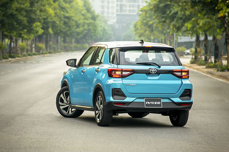 Từng chi tiết như lưới tản nhiệt cỡ lớn, bộ vành hợp kim 17-inch, ăng-ten vây cá mập và màu xe 2 tông màu đậm tính thể thao cùng hệ thống đèn full-LED góp phần tạo vẻ ngoài bắt mắt.