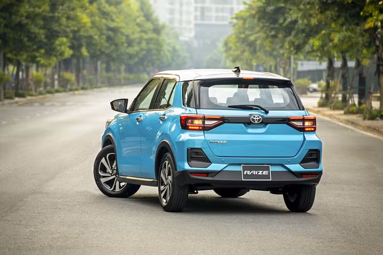 Từng chi tiết như lưới tản nhiệt cỡ lớn, bộ vành hợp kim 17-inch, ăng-ten vây cá mập và màu xe 2 tông màu đậm tính thể thao cùng hệ thống đèn full-LED góp phần tạo vẻ ngoài bắt mắt.