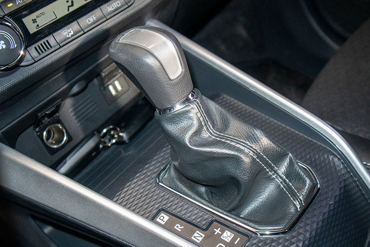 Raize sở hữu cấu trúc khung gầm mới và hệ thống treo cùng khoảng sáng gầm lên tới 200mm đem lại khả năng di chuyển đa dạng trên nhiều loại địa hình, Toyota Raize không chỉ êm ái trong đô thị mà còn ổn định trên các cung đường đồi núi.