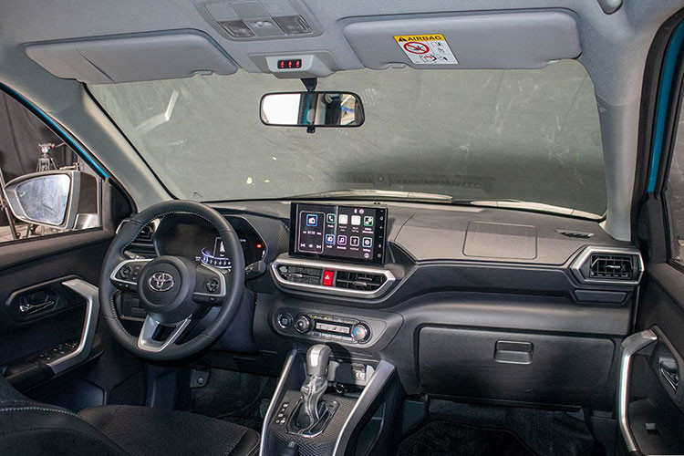 Không gian nội thất của xe khá rộng rãi, khoảng cách giữa hai hàng ghế lên đến 900mm mang tới khoảng để chân thoải mái cho hàng ghế thứ hai.