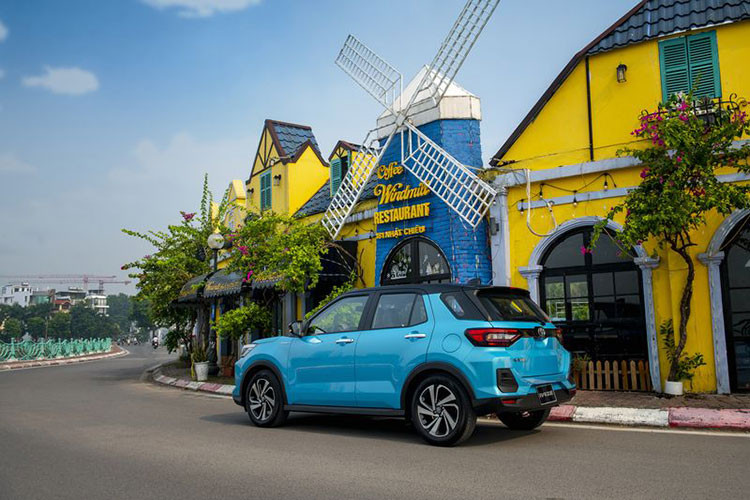 Phù hợp với xu hướng xe gầm cao hiện nay, Toyota Raize 2022 tại Việt Nam sở hữu những yếu tố thu hút khách hàng trẻ như ngoại thất năng động cá tính đậm chất SUV, không gian nội thất rộng rãi và nhiều tiện nghi hiện đại.