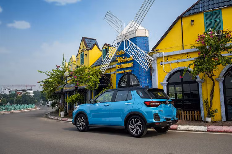 Phù hợp với xu hướng xe gầm cao hiện nay, Toyota Raize 2022 tại Việt Nam sở hữu những yếu tố thu hút khách hàng trẻ như ngoại thất năng động cá tính đậm chất SUV, không gian nội thất rộng rãi và nhiều tiện nghi hiện đại.