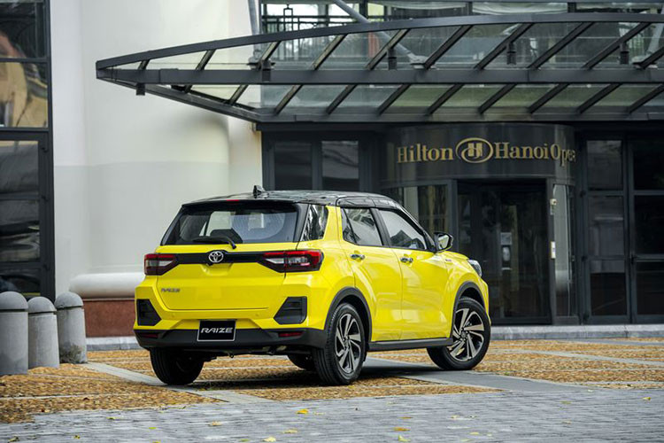 Nhằm nâng cao sự tự tin khi lái xe và bảo vệ hành khách, Toyota Raize còn sở hữu các công nghệ an toàn tiên tiến hỗ trợ tối đa cho người lái trong đô thị như Cảnh báo điểm mù (BSM), Cảnh báo phương tiện cắt ngang khi lùi (RCTA) cùng các tính năng an toàn tiêu chuẩn khác như Camera lùi, hệ thống cảm biến trước &amp; sau, 6 túi khí, VSC, HAC, TRC, EBD...