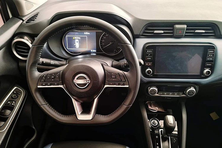 Động cơ Nissan Almera 2024 mới tại Thái Lan vẫn được bê nguyên từ bản cũ. Xe sử dụng động cơ xăng 3 xy-lanh, tăng áp, 1.0L, sản sinh công suất cực đại 100 mã lực, mô-men xoắn cực đại 152 Nm.