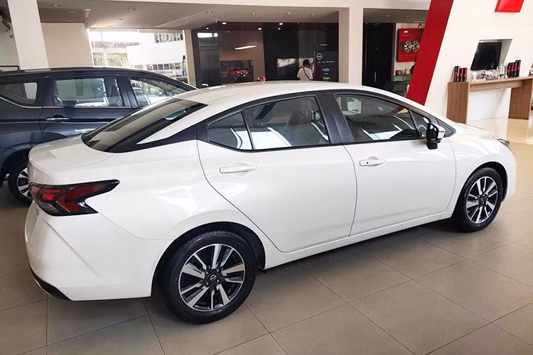 Ngoài ra còn có chiếc sử dụng mâm xe tương tự phiên bản hiện hành. Đèn pha LED quen thuộc hiện hữu ở đầu xe nhưng đèn sương mù đã bị lược bỏ. Có thể đây là phiên bản tầm trung. Cuối cùng là chiếc màu trắng sử dụng mâm 15 inch tương tự chiếc màu đỏ, đèn pha Halogen và không có đèn sương mù. Dựa vào những gì thể hiện ở bên ngoài, rất có thể đây là phiên bản tiêu chuẩn.