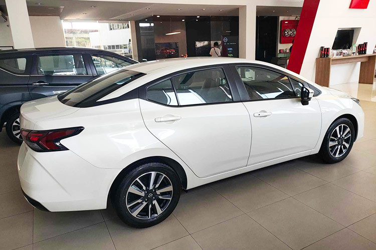 Ngoài ra còn có chiếc sử dụng mâm xe tương tự phiên bản hiện hành. Đèn pha LED quen thuộc hiện hữu ở đầu xe nhưng đèn sương mù đã bị lược bỏ. Có thể đây là phiên bản tầm trung. Cuối cùng là chiếc màu trắng sử dụng mâm 15 inch tương tự chiếc màu đỏ, đèn pha Halogen và không có đèn sương mù. Dựa vào những gì thể hiện ở bên ngoài, rất có thể đây là phiên bản tiêu chuẩn.