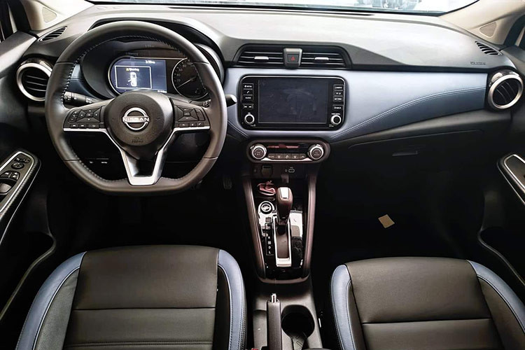 Ngược lại, khoang nội thất vẫn giữ nguyên cách bài trí. Những trang bị xuất hiện ở khu vực này gồm có sạc điện thoại không dây, chìa khóa điều khiển từ xa mới, hệ thống kiểm soát hành trình Cruise Control, dàn âm thanh 6 loa và màn hình trung tâm 8 inch kết nối Apple CarPlay/Android Auto.