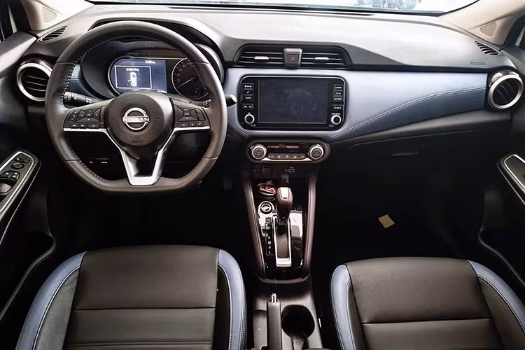 Ngược lại, khoang nội thất vẫn giữ nguyên cách bài trí. Những trang bị xuất hiện ở khu vực này gồm có sạc điện thoại không dây, chìa khóa điều khiển từ xa mới, hệ thống kiểm soát hành trình Cruise Control, dàn âm thanh 6 loa và màn hình trung tâm 8 inch kết nối Apple CarPlay/Android Auto.