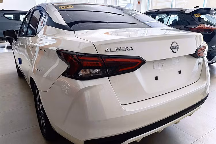 Nếu như nhận định trên là đúng thì Nissan Almera 2024 sẽ có loạt nâng cấp về trang bị so với bản cũ. Bản tiêu chuẩn trước đây sử dụng mâm sắt nay đã chuyển sang dùng mâm hợp kim. Bản tầm trung trước đây sử dụng đèn Halogen nay đã sử dụng đèn LED tương tự bản cao cấp.