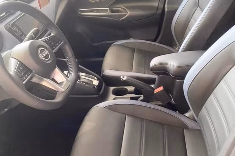 Toàn bộ sức mạnh được truyền tới bánh xe thông qua hộp số tự động biến thiên vô cấp Xtronic CVT. Theo công bố từ hãng, mức tiêu thụ nhiên liệu của xe chỉ khoảng 23,3 km/lít (khoảng 4,29 lít/100 km).