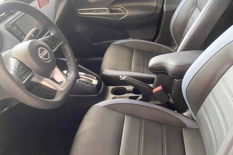 Toàn bộ sức mạnh được truyền tới bánh xe thông qua hộp số tự động biến thiên vô cấp Xtronic CVT. Theo công bố từ hãng, mức tiêu thụ nhiên liệu của xe chỉ khoảng 23,3 km/lít (khoảng 4,29 lít/100 km).