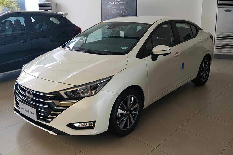 Về ngoại hình, mẫu xe sedan Nissan Almera 2024 có nhiều thay đổi ở ngoại thất. Xe được trang bị đèn chiếu sáng LED thiết kế chia khoang giống phiên bản hiện tại. Mâm xe phủ sơn 2 màu thiết kế mới mẻ và có đèn sương mù. Nhiều người dự đoán đây có khả năng là phiên bản cao cấp nhất trong số 3 phiên bản chuẩn bị mở bán tại Việt Nam.