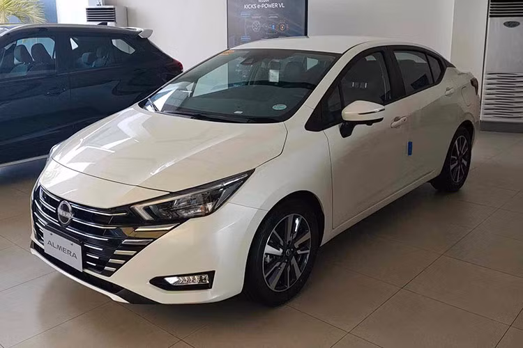 Về ngoại hình, mẫu xe sedan Nissan Almera 2024 có nhiều thay đổi ở ngoại thất. Xe được trang bị đèn chiếu sáng LED thiết kế chia khoang giống phiên bản hiện tại. Mâm xe phủ sơn 2 màu thiết kế mới mẻ và có đèn sương mù. Nhiều người dự đoán đây có khả năng là phiên bản cao cấp nhất trong số 3 phiên bản chuẩn bị mở bán tại Việt Nam.