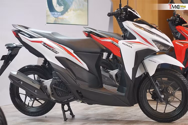 Trên phiên bản 2018 này, Vario 150 mới vẫn sở hữu kích thước tổng thể không thay đổi so với trước. Cụ thể dài, rộng, cao là; 1.919 mm dài x 679 mm rộng x 1.062 mm cao. Honda Vario 150 2018 có chiều dài cơ sở 1.280 mm, khoảng sáng gầm 132 mm và chiều cao yên 769 mm.