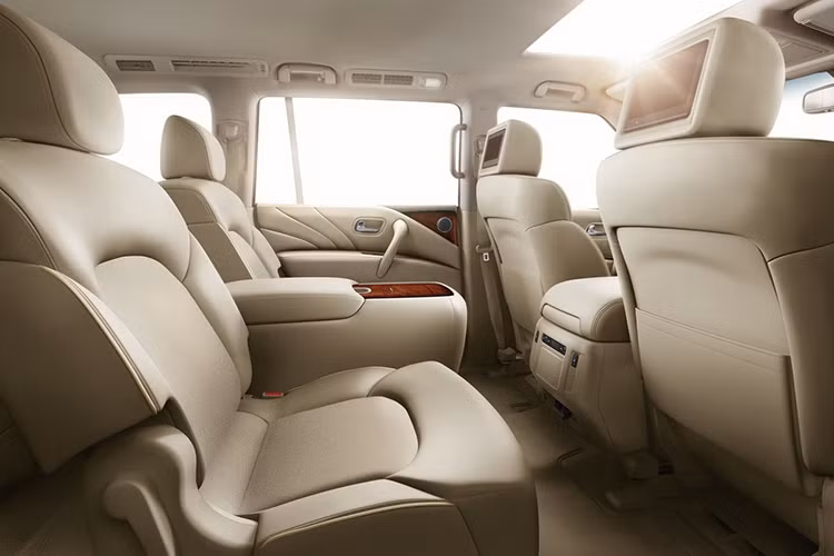 Mặc dù không "sang" bằng QX80 nhưng Armanda 2018 vẫn là một chiếc SUV cao cấp với các tiện nghi như dàn âm thanh Bose 13 loa, hệ thống thông tin giải trí với màn hình 8 inch, hàng ghế trước có sưởi... Ngoài I-RVM, bản cao cấp nhất của Armada 2018 là Platinum còn có cửa sổ trời bằng kính trượt chỉnh điện, ghế chỉnh nhiệt độ phía trước.