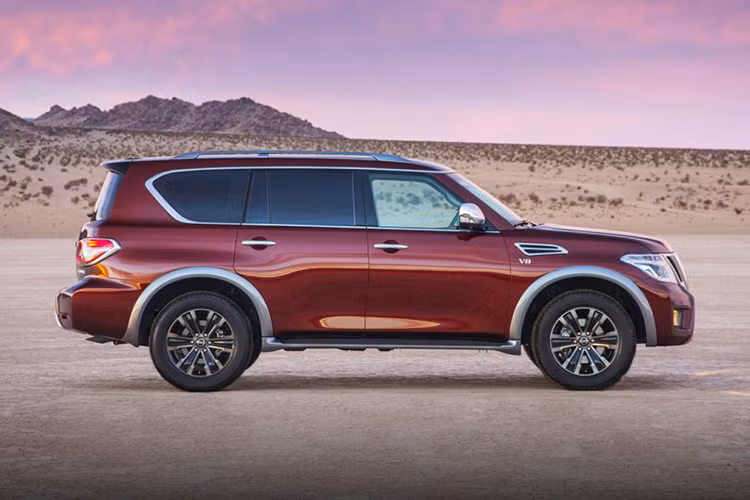 Bước sang phiên bản mới, Nissan Armada 2018 được bổ sung nhiều công nghệ mới nhằm tăng sức cạnh tranh với những đối thủ như Toyota Sequoia và Ford Expedition. Dù sở hữu "phom" tương tự như Infiniti QX80 nhưng mẫu Armanda có ngoại thất khác biệt và mang đậm chất Nissan với lưới tản nhiệt hình chữ V và các nẹp bánh xe khác màu thân.