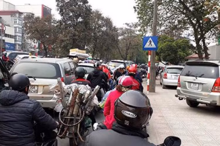 Các chủ xe ôtô “nườm nượp” đem phương tiện đi đăng kiểm đã gây ra ùn tắc giao thông trên một số đoạn đường. Nhiều xe phải “chôn chân” trước cơ sở đăng kiểm Ngọc Khánh (Ba Đình- Hà Nội).