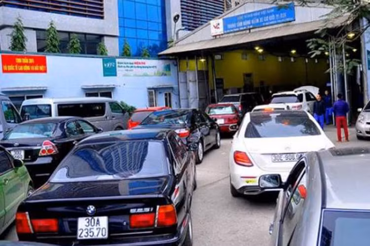 Những ngày cận Tết này, không riêng xe con mà nhiều xe tải dù còn thời hạn vẫn được đem đi đăng kiểm giữa chừng, bất chấp phải trả thêm phí và kiểm định lại toàn bộ các hạng mục.