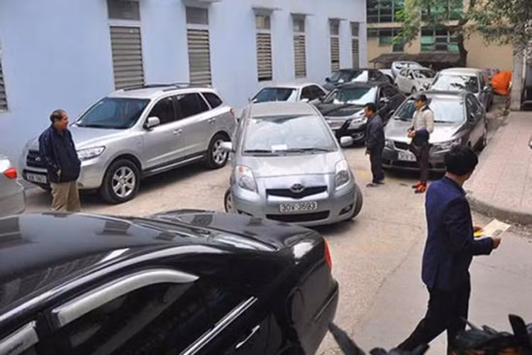 heo lãnh đạo Trung tâm Đăng kiểm 29-06V (Hà Nội), chỉ trong tháng cuối cùng trước Tết Đinh Dậu, số xe đến trung tâm đã tăng 10-20% so với tháng trước. Trong đó, xe tải cũng là một nguyên nhân thi thoảng gây ùn ứ.